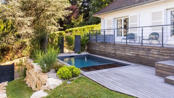 piscine-citadine-terrasse-bois-pierres-jardin-esprit-piscine-2022.jpg